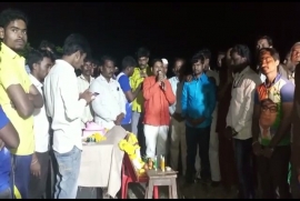 ಸಮಾಧಿಗಳ ಮಧ್ಯೆ ವಿಚಿತ್ರವಾಗಿ ಹುಟ್ಟು ಹಬ್ಬಆಚರಣೆ