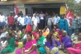 ಬ್ಯಾಂಕ್ ಅಧಿಕಾರಿಗಳ ವಿರುದ್ದ ಕರ್ನಾಟಕ ಪ್ರಾಂತ ಕೃಷಿ ಕೂಲಿಕಾರರ ಸಂಘ ಹಾಗೂ ಗ್ರಾಮಸ್ಥರ ವತಿಯಿಂದ ಪ್ರತಿಭಟನೆ.